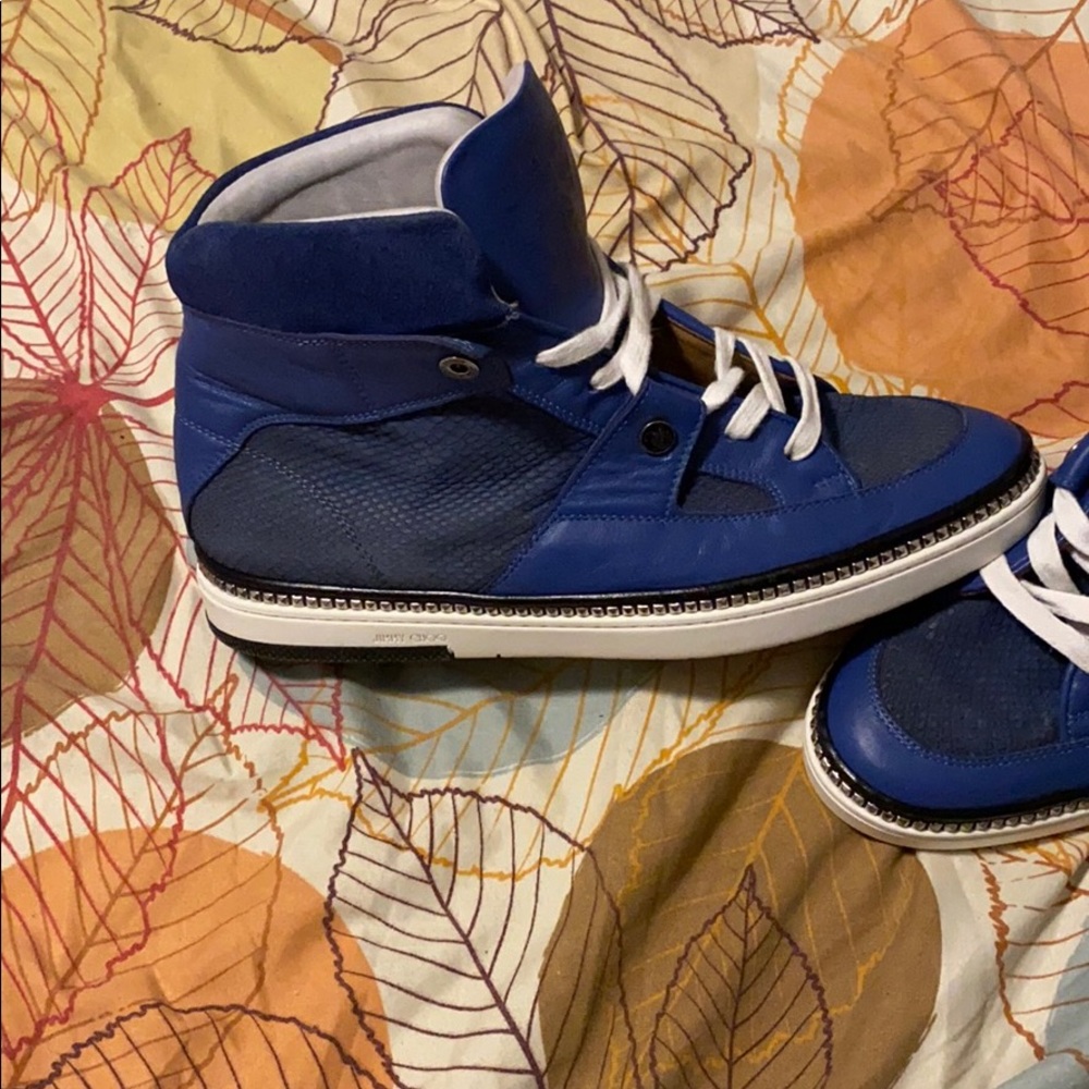 Nice fairly used sneakers still in good condition